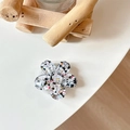 Nahaufnahme einer Handyhalterung in Blumenform mit buntem Glitzer und Harztextur - Kirschblüten-Halterung - Bunte Pailletten Nr.2