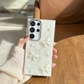 Detail of white Samsung case with 3D bows and pearls on creamy pearlescent finish - Electroplated Frame - White Glitter Drip Glue - Pearlescent Bowtie / Samsung A16
