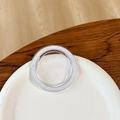 Gros plan d'un support de téléphone circulaire aux bords pailletés sur assiette - Base Magnétique - Glace Pilée - Blanc