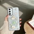 Detalle de funda transparente con dijes marinos 3D, perlas y purpurina sostenida a mano - Marco Galvanizado-Estrellado-Cadena Perlas Estrella Mar(Samsung A16)