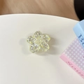 Dettaglio macro di un supporto per telefono a fiore trasparente con glitter e paillettes - Supporto Ciliegio - Paillettes ad Alta Lucentezza / Giallo