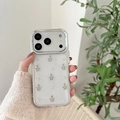 Detail der glitzernden iPhone-Hülle mit silbernen Sternanhängern und Perlenakzenten - Silberner Stern-Anhänger-Stil / iPhone 7/8/SE 2020