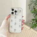 Detail der cremefarbenen iPhone-Hülle mit 3D-Metallrosen und Perlen im französischen Stil - Silberperlen-Rosen-Stil / iPhone 7/8/SE 2020