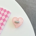 Nahaufnahme einer rosa Glitzer Herz Handyhalterung mit silberner Handmade-Gravur - Rosa Glitzer
