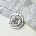 Dettaglio di un supporto magnetico rotondo con orsetto glitterato e scritta regalo - Specchio Orso Colorato N. 1 (gift磁吸-1号)