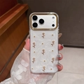 Detailansicht der weißen Spitzenstruktur und goldene 3D Rosen Ornamente auf iPhone Hülle - Goldring-Weißer Glitzer-Epoxid-Goldperle Goldene Rose / iPhone 17 Pro Max