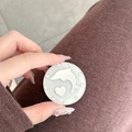 Dettaglio macro del supporto per telefono con delfino 3D e cuore, decorato con strass - Specchio Delfino Glitterato / Bianco