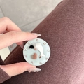 Dettaglio del supporto per telefono con brillantini, delfino e bordo in strass - Specchio Delfino Glitterato / Verde Menta