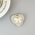 Support de téléphone en cœur avec nœud 3D et strass brillants au fini perlé élégant - (Diamant Blanc) Magnétique - Cœur en Coquille - No. 21 Nœud Papillon Nacré