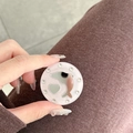 Dettaglio del supporto per telefono glitterato con delfino e cuore con strass - Specchio Delfino Glitterato / Rosa