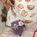 Dettaglio della mini borsa all'uncinetto viola con manico in peluche e decori natalizi 3D - Viola