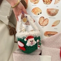 Dettaglio mini borsa natalizia verde all'uncinetto con Babbo Natale e bordo in pelliccia - Verde