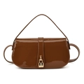Bolso de hombro de charol marrón brillante con hebilla dorada y diseño minimalista - Marrón