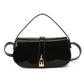 Bolso de hombro en charol negro brillante con elegante candado de metal dorado - Negro
