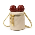 Gesteppte Mini-Umhängetasche in Creme mit dunkelroter Schleife und goldener Kette - Weiß