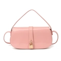 Bolso de hombro rosa en charol brillante con elegante detalle de colgante de candado - Rosa