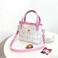 Dettaglio della borsa per bambini in tela a scacchi rosa con fiocco di pizzo e cuori - Rosa