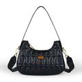 Borsa a spalla hobo nera trapuntata con cuciture geometriche e logo dorato - Nero