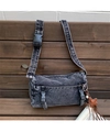 Detalle del bolso cilíndrico de mezclilla lavada gris oscuro con colgante de estrella - Gris Negro con Colgante