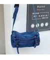 Sac à bandoulière en denim bleu délavé avec poches zippées et boucle de style rétro - Bleu Foncé (Sans Pendentif)