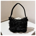 Detalle de rosas 3D hechas a mano en un elegante bolso de noche negro con cremallera dorada - Negro