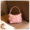 Detalle de rosas de tela 3D rosas en un bolso con un asa redonda y delgada - Rosa