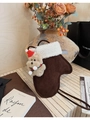 Detail van de pluche bruine wantentas met witte fleece rand en schattige kerstbeer bedel - Handschoen (Met Hanger) / koffiekleur