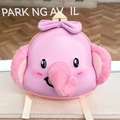 Dettaglio delle orecchie di elefante in peluche e fiocco su zaino rigido rosa per bambini - Elefante Rosa