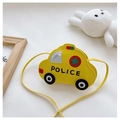 Dettaglio della borsa a tracolla gialla a forma di auto della polizia per bambini su bianco - Giallo