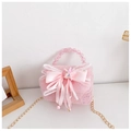 Detalle de bolso rosa de encaje para niña con lazo de satén y asa de cuentas claras - Estrella Rosa