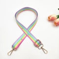 Détail de la bandoulière arc-en-ciel de 2,5 cm avec clips dorés et motifs étoiles - Boucle Dorée / Five-star Pink Rainbow