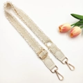 Elegante tracolla tessuta bianco sporco con bordi a frange e hardware in metallo dorato - Bianco Sporco