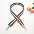 Détail de la bandoulière tissée rayée marron et blanc avec crochets dorés - Boucle Dorée / Marron-Blanc-Gris