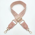 Dettaglio della tracolla ricamata rosa regolabile con rivetti dorati e chiusure in metallo - Chiusura Dorata / Rosa