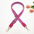 Dettaglio della tracolla regolabile magenta con motivo a freccia bianca e ganci d'oro - Fibbia Oro / rosa acceso
