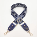 Dettaglio tracolla jacquard blu e argento con ganci girevoli dorati e terminali in pelle - Chiusura Dorata / Blu