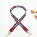Dettaglio della tracolla tessuta con motivi a freccia, punte in pelle e fibbie dorate - Fibbia Oro / Viola scuro