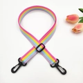 Dettaglio di una tracolla colorata a strisce in nylon con robusti ganci in plastica - Arcobaleno Rosa + Fibbia Nera