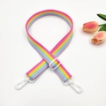 Dettaglio della tracolla a righe colorate regolabile con ganci in plastica bianca - Arcobaleno Rosa + Fibbia Bianca