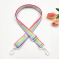 Detail eines verstellbaren Regenbogen-Stern-Gurtes mit weißen Kunststoffhaken - Stern Regenbogen