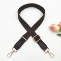 Détail de la bandoulière réglable en tissu marron café avec boucle en métal doré et cuir - Boucle Dorée / Marron