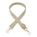 Dettaglio della tracolla beige intrecciata con motivi geometrici e ganci dorati - Chiusura in Argento / Beige Solido