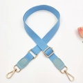 Détail d'une bandoulière réglable bleu clair avec crochet doré et empiècement en cuir PU - Boucle Dorée / Bleu Clair + Bleu Clair PU
