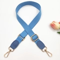 Détail de la bandoulière bleue ajustable avec mousquetons dorés et finitions en cuir - Boucle Dorée / Bleu Clair + Bleu Lac PU