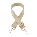 Detail eines beigen breiten Canvas-Taschenriemens mit goldenem Verstellclip und Karabinern - Goldschnalle / Beige Aprikose