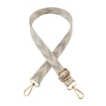 Detailaufnahme des verstellbaren grauen Chevron-Webbands mit glänzenden Goldbeschlägen - Goldschnalle / Beigegrau