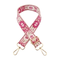 Detailaufnahme des pinkfarbenen Ethno-Taschengurts mit goldenen Karabinerhaken aus Metall - Goldschnalle / Beige Basis Rosenrot