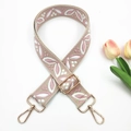 Détail de la broderie jacquard florale rose sur la bandoulière de sac réglable - Style 5-Beige & Rose