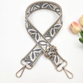 Détail de la bandoulière brodée à motif de feuilles avec boucles dorées en métal - Style 11-Beige & Gris Foncé