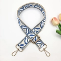 Détail d'une bandoulière jacquard géométrique bleu et blanc avec mousqueton en métal doré - Style 12-Beige & Bleu Lac